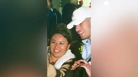 Carlos Alcaraz se hace una fotograf&iacute;a con una fan al llegar a M&eacute;xico (foto: Tenis Fest GNP)