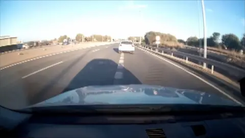 Imagen del acoso de un veh&iacute;culo a otro en la carretera que une Cartagena con La Manga (foto: La 7)