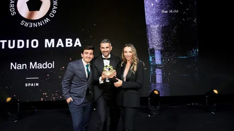 Miguel &Aacute;ngel del Ba&ntilde;o (centro) y Beatriz Su&aacute;rez, fundadores de Estudio Maba