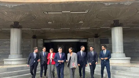 La consejera de Turismo, Cultura, Juventud y Deportes, Carmen Conesa, en la puerta de la Asamblea Regional - CARM