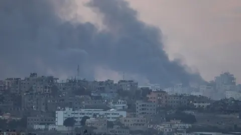 El humo se eleva sobre edificios del norte de la Franja de Gaza, durante un bombardeo israel&iacute; (foto: Agencias)