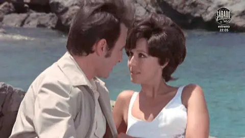 Concha Velasco, junto a Manolo Escobar, en un fotograma de la pel&iacute;cula 'En un lugar de La Manga' grabada en la Regi&oacute;n de Murcia