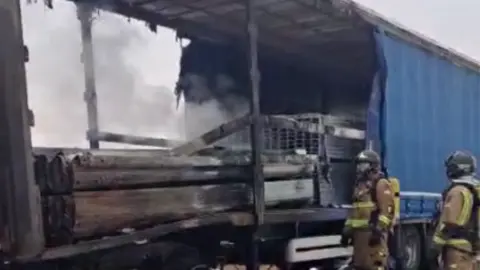 Cami&oacute;n incendiado en Yecla | V&iacute;deo: Patricia Azor&iacute;n