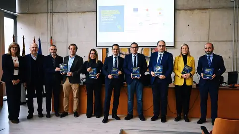 El rector, Jos&eacute; Luj&aacute;n, posa junto a parte de los invesitgadores autores del informe, su directora, Alicia Rubio, el director del Info y representes de CaixaBank (foto: UMU)