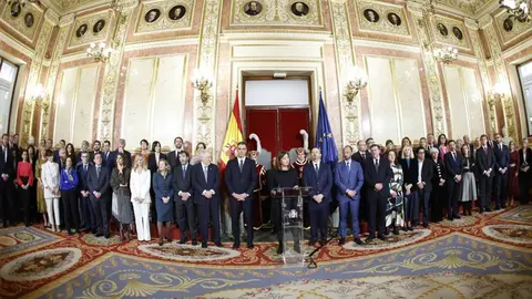 Francina Armengol, en el centro de la imagen, junto al presidente del Gobierno, Pedro S&aacute;nchez, el presidente del Senado, Pedro Roy&aacute;n; los ministros, los presidentes de las CC AA y otras autoridades