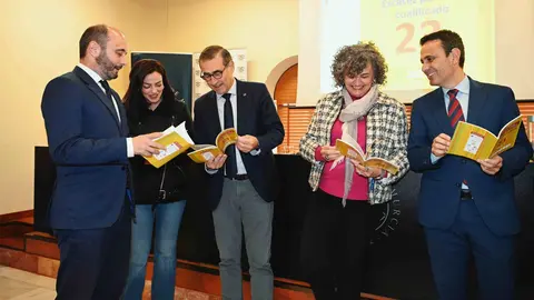 El director del info, Joaqu&iacute;n Gomez; Paqui P&eacute;rez, directora de Amefmur; el rector de la UMU, Jos&eacute; Luj&aacute;n; la rectora de la UPCT, Beatriz Miguel; y Juan Jes&uacute;s Lozano Ram&oacute;n, Director Territorial de Caixabank