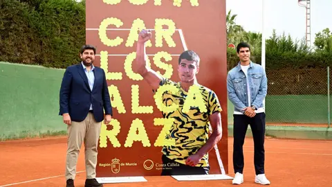 El presidente regional, Fernando L&oacute;pez Miras, y el tenista Carlos Alcaraz en la presentaci&oacute;n de la Copa