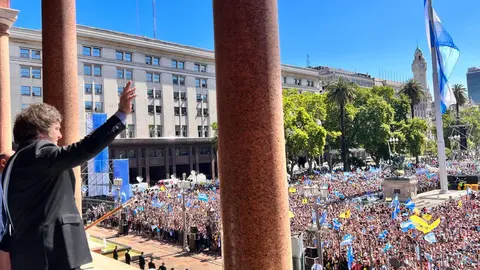 Javier Milei saluda desde la Casa Rosada