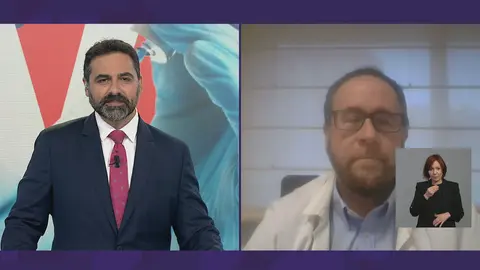 Nacho G&oacute;mez con Jaime P&eacute;rez, presidente de la Asociaci&oacute;n Espa&ntilde;ola de Vacunolog&iacute;a (foto: La 7)