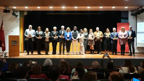 La consejera de Pol&iacute;tica Social, Familias e Igualdad, Conchita Ruiz, junto a las empresas participantes en el proyecto de inserci&oacute;n sociolaboral de j&oacute;venes extutelados por la Comunidad