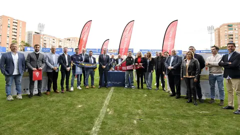 Presentaci&oacute;n del derbi solidario que disputar&aacute;n Real Murcia y UCAM Murcia CF, a beneficio de C&aacute;ritas (foto: Ayuntamiento de Murcia)