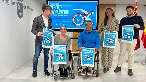 La consejera Carmen Conesa (2d), en el acto de presentaci&oacute;n del Congreso de Deportes Paral&iacute;mpicos.