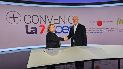 Firma del acuerdo entre Ana Correa, presidenta de COEC, y Antonio Pe&ntilde;arrubia, director general de La 7