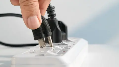 Sumar plantea al PSOE recuperar impuestos el&eacute;ctricos para hogares y empresas y limitar al 3% la subida del alquiler