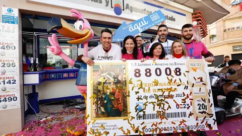 Empleados de la administraci&oacute;n de loter&iacute;as 'El Perolo', en la calle Gabriel Ca&ntilde;adas de San Pedro del Pinatar (Murcia), celebran que han venido dos d&eacute;cimos del primer y segundo premio del Sorteo Extraordinario de la Loter&iacute;a de Navidad (Foto: Edu Botella - Europa Press)