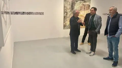 El director general del Instituto de las Industrias Culturales y las Artes, Manuel Cebri&aacute;n, con varios de los artistas participantes en el proyecto 'Noches de candanga'.