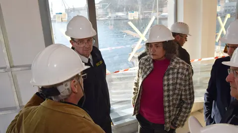 El  director de la obra, Jos&eacute; Manuel Chac&oacute;n, explicando sus avances a la rectora y el almirante.