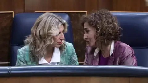 La vicepresidenta segunda del Gobierno y ministra de Trabajo, Yolanda D&iacute;az (i), y la ministra de Hacienda y Funci&oacute;n P&uacute;blica, Mar&iacute;a Jes&uacute;s Montero (d)
