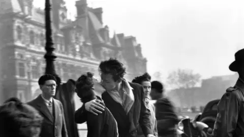 La famosa fotograf&iacute;a del beso de Robert Doisneau en Par&iacute;s (foto: Agencias)