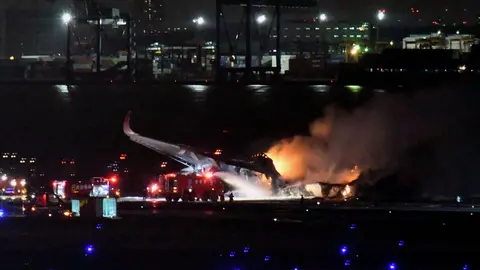 El avi&oacute;n de japan Airlines incendiado en el aeropuerto de Tokio (foto: Agencias)