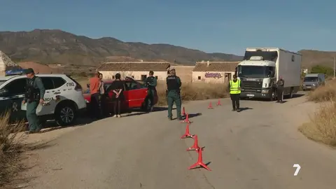 Control de la Guardia Civil situado en uno de los acceso a la 'rave' ilegal de Fuente &Aacute;lamo (foto: La 7)