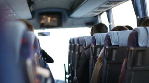 Interior de un autob&uacute;s