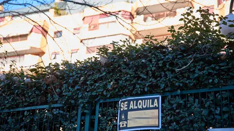 Un cartel de alquiler de viviendas (foto: EP)