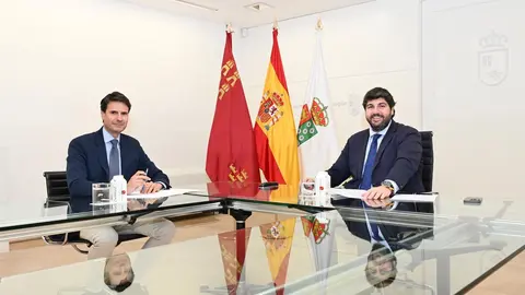 Reuni&oacute;n del presidente de la Comunidad, Fernando L&oacute;pez Miras, y el alcalde de Molina, Jos&eacute; &Aacute;ngel Alfonso (foto: CARM)