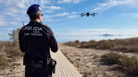 Un agente de la Polic&iacute;a Local de Cartagena maneja un dron (foto: Ayuntamiento de Cartagena)