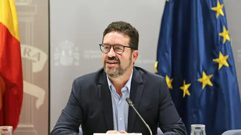 El secretario de Estado de Empleo, Joaqu&iacute;n P&eacute;rez Rey, en la reuni&oacute;n con los agentes sociales para la subida del SMI (foto: Ministerio de Trabajo)