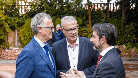 El investigador Cristobal Belda departe con el consejero de Salud, Juan Jos&eacute; Pedre&ntilde;o, y Jos&eacute; Antonio Ruiz Vivo, coordinador del foro-tertulia la Luz