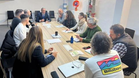 El director general de Artesan&iacute;a, Rafa G&oacute;mez, reunido con artesanos de la Regi&oacute;n