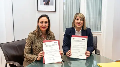 La directora de Profusa, Laura Fuertes (izq.) y la alcaldesa de Cartagena, Noelia Arroyo
