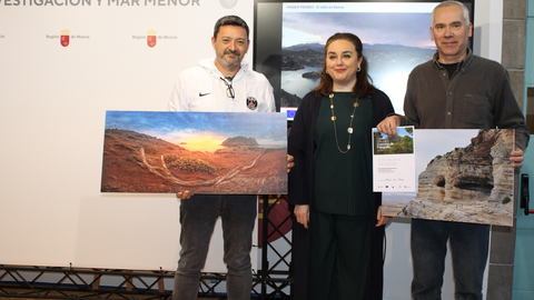 La secretaria auton&oacute;mica de Energ&iacute;a, Sostenibilidad y Acci&oacute;n Clim&aacute;tica, Mar&iacute;a Cruz Ferreira, con los ganadores de los premios del I Concurso de Fotograf&iacute;a de Espacios Naturales Regi&oacute;n de Murcia.