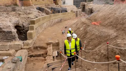 La alcaldesa de Noelia Arroyo visita la excavaci&oacute;n del Anfiteatro Romano