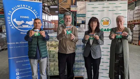 Esther Piornos, responsable de Relaciones Externas de Mercadona y Jos&eacute; Garc&iacute;a-Galbis, presidente del Banco de Alimentos del Segura, junto a otros miembros del mismo, durante la entrega de las tarjetas sociedad.