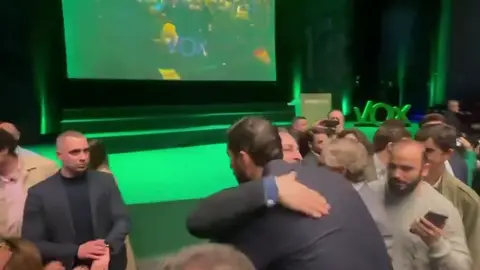 Abrazo entre Jos&eacute; &Aacute;ngel Antelo y Santiago Abascal tras la reelecci&oacute;n de &eacute;ste como presidente de Vox en Espa&ntilde;a (foto: Vox)