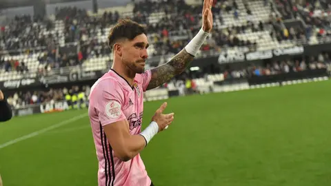 El guardameta Marc Mart&iacute;nez se despide de la afici&oacute;n del FC Cartagena antes de hacer oficial su marcha a un equipo de Primera Divisi&oacute;n (foto: FC Cartagena)