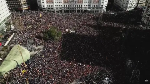 Miles de personas se concentran en la Plaza de Espa&ntilde;a de Madrid para protestar contra la amnist&iacute;a (foto: La 7)