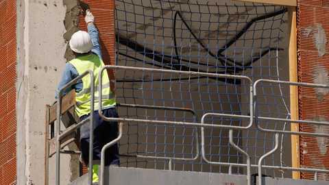Un obrero trabajando en un edificio en construcci&oacute;n (Foto: Eduardo Parra - Europa Press)