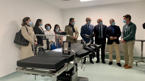 El consejero de Salud, Juan Jos&eacute; Pedre&ntilde;o, visita el nuevo quir&oacute;fano del hospital 'Lorenzo Guirao' de Cieza.