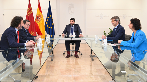 De izq. a der., Ram&oacute;n Avil&eacute;s (secretario de la CROEM), Jos&eacute; Mar&iacute;a Albarrac&iacute;n (presidente de la CROEM), L&oacute;pez Miras, Luis Alberto Mar&iacute;n y Sonia Carrillo