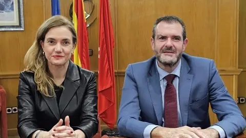 El presidente de Hefame, Enrique Ayuso, y la vocal y delegada en Madrid de Farmamundi, Nieves Mijimolle (foto: Hefame)