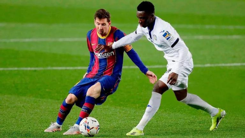Sabit Abdulai (derecha), durante un partido en su periplo en el Getafe