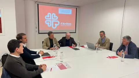 Reuni&oacute;n celebrada esta ma&ntilde;ana por el consejero de Presidencia, Portavoc&iacute;a y Acci&oacute;n Exterior, Marcos Ortu&ntilde;o, y el director de C&aacute;ritas, Jos&eacute; Antonio Planes, junto con el director general de Acci&oacute;n Exterior y Cooperaci&oacute;n, Juan Jos&eacute; Almela, y t&eacute;cnicos de la ONG.