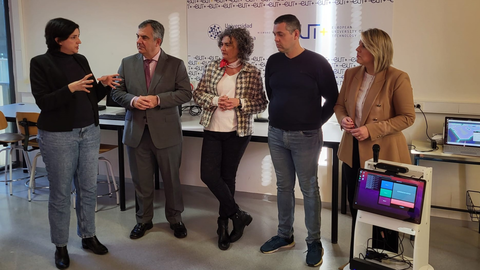 El consejero de Medio Ambiente, Universidades, Investigaci&oacute;n y Mar Menor, Juan Mar&iacute;a V&aacute;zquez, visita junto con la alcaldesa de Cartagena, Noelia Arroyo, y la rectora de la Universidad Polit&eacute;cnica de Cartagena, Beatriz Miguel, el laboratorio donde la investigadora Nieves Pav&oacute;n desarrolla con &eacute;xito una prueba de concepto del departamento de Neurotecnolog&iacute;a, Control y Rob&oacute;tica de la UPCT