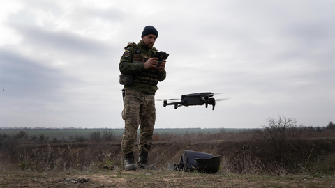 Un militar de Ucrania durante una pr&aacute;ctica con drones (Ashley Chan/SOPA Images via ZUMA / DPA)