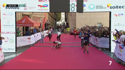El corredor marroqu&iacute; Abdellah Taghrafet (Club Durango) se impuso en la categor&iacute;a masculina de la Marat&oacute;n de Murcia con un tiempo de 2h11'51", convirti&eacute;ndose en el gran protagonista de la prueba