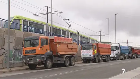 Varios camiones circulan en una v&iacute;a paralela al tranv&iacute;a de Murcia (foto: La 7)