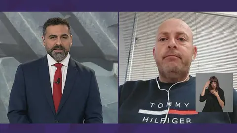 Antonio Corbal&aacute;n, miembro de la plataforma 6F, es entrevistado por Nacho G&oacute;mez (foto: La 7)